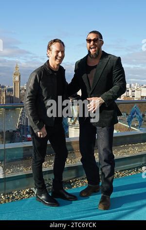 Patrick Wilson (links) und Jason Momoa während eines Fotorufs für Aquaman and the Lost Kingdom im Park Plaza Hotel, Westminster Bridge, London. Bilddatum: Montag, 11. Dezember 2023. Stockfoto