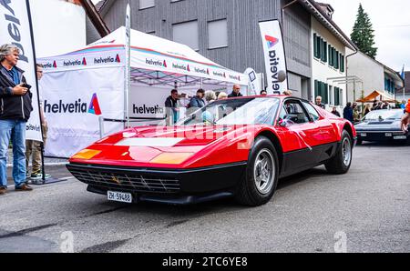 Herbstmesse Rafz ein Ferrari 365 GT4 BB mit Baujahr 1974 fährt während dem Oldtimercorso an der Herbstmesse Rafz durch die Zürcher Unterlandgemeinde. Rafz, Schweiz, 25.09.2022 *** Rafz Herbstmesse Ein 1974 Ferrari 365 GT4 BB fährt durch das Zürcher Unterland Gemeinde Rafz, Schweiz, 25 09 2022 während der Oldtimerparade auf der Rafz Herbstmesse Credit: Imago/Alamy Live News Stockfoto