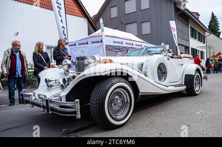 Herbstmesse Rafz ein Excalibur Series IV Roadster mit Baujahr um 1982 fährt während dem Oldtimercorso an der Herbstmesse Rafz durch die Zürcher Unterlandgemeinde. Rafz, Schweiz, 25.09.2022 *** Rafz Autumn Fair ein Excalibur Series IV Roadster gebaut um 1982 Fahrten durch das Zürcher Unterland Gemeinde Rafz, Schweiz, 25 09 2022 während der Oldtimer-Parade auf der Rafz Autumn Fair Credit: Imago/Alamy Live News Stockfoto