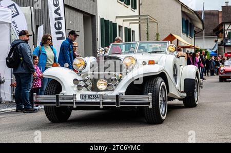 Herbstmesse Rafz ein Excalibur Series IV Roadster mit Baujahr um 1982 fährt während dem Oldtimercorso an der Herbstmesse Rafz durch die Zürcher Unterlandgemeinde. Rafz, Schweiz, 25.09.2022 *** Rafz Autumn Fair ein Excalibur Series IV Roadster gebaut um 1982 Fahrten durch das Zürcher Unterland Gemeinde Rafz, Schweiz, 25 09 2022 während der Oldtimer-Parade auf der Rafz Autumn Fair Credit: Imago/Alamy Live News Stockfoto