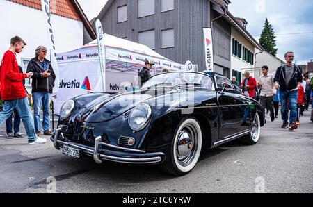 Herbstmesse Rafz ein Porsche 356 1600 Speedster mit Baujahr 1955 fährt während dem Oldtimercorso an der Herbstmesse Rafz durch die Zürcher Unterlandgemeinde. Rafz, Schweiz, 25.09.2022 *** Rafz Herbstmesse Ein Porsche 356 1600 Speedster aus dem Jahr 1955 fährt 2022 während der Oldtimerparade auf der Rafz Herbstmesse durch das Zürcher Unterland. Credit: Imago/Alamy Live News Stockfoto