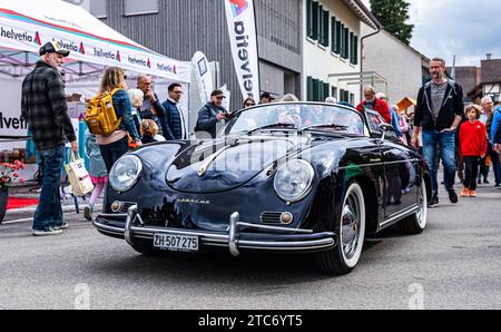 Herbstmesse Rafz ein Porsche 356 1600 Speedster mit Baujahr 1955 fährt während dem Oldtimercorso an der Herbstmesse Rafz durch die Zürcher Unterlandgemeinde. Rafz, Schweiz, 25.09.2022 *** Rafz Herbstmesse Ein Porsche 356 1600 Speedster aus dem Jahr 1955 fährt 2022 während der Oldtimerparade auf der Rafz Herbstmesse durch das Zürcher Unterland. Credit: Imago/Alamy Live News Stockfoto