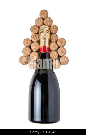 Flasche Sekt und Weinkorken in Form eines Weihnachtsbaumes auf weißem Hintergrund Stockfoto