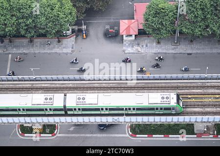 (231211) -- PEKING, 11. Dezember 2023 (Xinhua) -- Ein Zug fährt am 9. Dezember 2023 auf der städtischen Hochbahn Cat Linh-Ha Dong in Hanoi, der Hauptstadt Vietnams. Die vietnamesische Hauptstadt Hanoi liegt am Delta des Roten Flusses und ist eine antike Stadt mit einer Geschichte von mehr als tausend Jahren. Mit seiner natürlichen Landschaft und dem Blick auf die subtropische Stadt zieht es viele Besucher aus dem in- und Ausland an. (Xinhua/Cheng Yiheng) Stockfoto