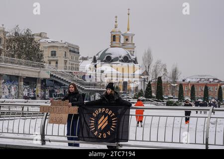 Kiew, Ukraine. Dezember 2023. Yevhen Vasyliev/Le Pictorium - "schweigen Sie nicht! Gefangenschaft tötet!“ - 10/12/2023 - Ukraine/Kiew Oblast/Kiew - die Aktion, die am 10. Dezember 2023 in Kiew und 11 anderen größeren Städten der Ukraine von Familien von Kriegsgefangenen und ihren Freunden durchgeführt wurde. Jeden Sonntag kommen Menschen heraus, um an die ukrainischen Kriegsgefangenen zu erinnern, die in Folterkammern festgehalten werden und von Russland anderthalb Jahre lang abgelehnt wurden. Asovstal-Verteidiger wurden 560 Tage lang von den russischen Besatzern gefangen gehalten. Quelle: LE PICTORIUM/Alamy Live News Stockfoto