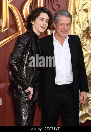 LOS ANGELES, KALIFORNIEN - 10. DEZEMBER: L-R TimothÃ e Chalamet und Hugh Grant nehmen an der Los Angeles Premiere von Warner Bros. Teil Wonka im Regency Village Theatre am 10. Dezember 2023 in Los Angeles, Kalifornien. Copyright: XJeffreyxMayerx Credit: Imago/Alamy Live News Stockfoto