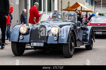 Herbstmesse Rafz ein Morgan Plus 4 mit Produktionszeitraum 1950-1969 fährt während dem Oldtimercorso an der Herbstmesse Rafz durch die Zürcher Unterlandgemeinde. Rafz, Schweiz, 25.09.2022 *** Rafz Herbstmesse Eine Morgan Plus 4, die 1950 1969 produziert wurde, fährt 2022 während der Oldtimerparade auf der Rafz Herbstmesse durch das Zürcher Unterland Stockfoto