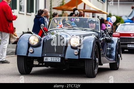 Herbstmesse Rafz ein Morgan Plus 4 mit Produktionszeitraum 1950-1969 fährt während dem Oldtimercorso an der Herbstmesse Rafz durch die Zürcher Unterlandgemeinde. Rafz, Schweiz, 25.09.2022 *** Rafz Herbstmesse Eine Morgan Plus 4, die 1950 1969 produziert wurde, fährt 2022 während der Oldtimerparade auf der Rafz Herbstmesse durch das Zürcher Unterland Stockfoto