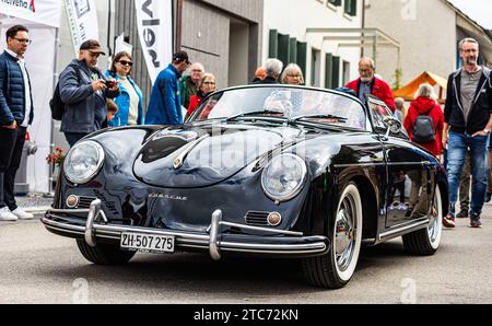 Herbstmesse Rafz ein Porsche 356 1600 Speedster mit Baujahr 1955 fährt während dem Oldtimercorso an der Herbstmesse Rafz durch die Zürcher Unterlandgemeinde. Rafz, Schweiz, 25.09.2022 *** Rafz Herbstmesse Ein Porsche 356 1600 Speedster aus dem Jahr 1955 fährt 2022 während der Oldtimerparade auf der Rafz Herbstmesse durch das Zürcher Unterland. Credit: Imago/Alamy Live News Stockfoto