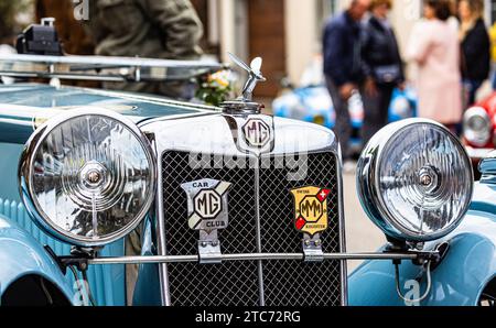 Herbstmesse Rafz Front eines MG F-Type Magna mit Baujahr 1931 welcher nach dem Oldtimercorso an der Herbstmesse Rafz ausgestellt ist. Rafz, Schweiz, 25.09.2022 *** Herbstmesse Rafz Front eines MG F Type Magna, Baujahr 1931, ausgestellt nach der Oldtimer-Parade auf der Rafz Herbstmesse Rafz, Schweiz, 25 09 2022 Credit: Imago/Alamy Live News Stockfoto