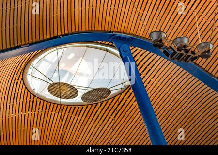 Foto vom Dach und Fenster des Satellitenterminals T4 des Flughafens Barajas, in der spanischen Stadt Madrid, diesem internationalen Flughafen. Stockfoto