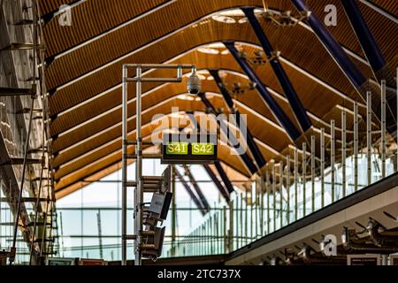 Madrid, Spanien; 31. Mai 2023: Einsteiger S41 und S42 des Satellitenterminals T4 am Flughafen Barajas in der spanischen Stadt Madrid. Stockfoto