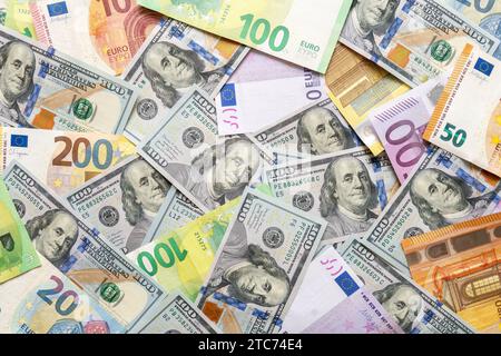 Hintergrund aus Euro- und Dollar-Banknoten. Bunte europäische Papierscheine mit unterschiedlichen Stückelungen im Hintergrund. Nahaufnahme Stockfoto