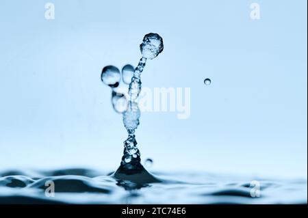 Der Prozess des kochenden Wassers, ein Wasserstrahl, der aus einem Luftbefeuchter oder Diffusor in Nahaufnahme aufgenommen wird. Stockfoto