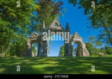 Shobdon Aches thront auf einem Hügel, bestehend aus Kanzelbogen und Türen aus einer ursprünglichen normannischen Kirche aus C1135, Shobdon Herefordshire UK. Stockfoto