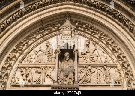 Das Tympanon über der Tür der St. Wilfrid's Catholic Church, heute York Oratory, enthält die Schnitzerei von Thomas Earp die Vertreibung von Adam und Eva aus der Stockfoto