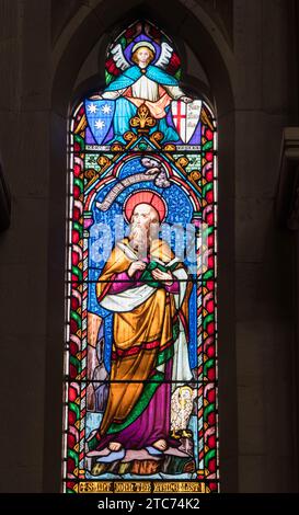 St. John the Evangelist mit Feder und Buch in Buntglas in der St. Wilfrid's Kirche, heute York Oratory. York England Großbritannien. Oktober 2023 Stockfoto