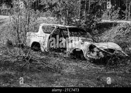 Verlassenes, verfallenes Auto in Graben entlang der Route 89 in der Nähe von Revonkanta Finland. Juni 2023 Stockfoto