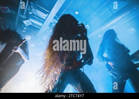 Kopenhagen, Dänemark. Dezember 2023. Die dänische Black-Metal-Band Sunken gibt ein Live-Konzert im Pumpehuset als Teil des Pest fest 2023 in Kopenhagen. (Foto: Gonzales Foto - Peter Troest). Stockfoto