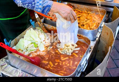 Kochen tteokbokki in einem Laden an einem Street Food Stall in Südkorea Stockfoto