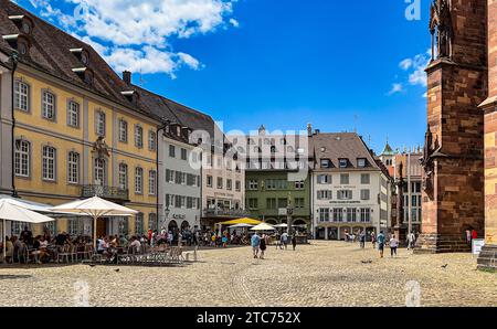 Altstadt Sommerimpressionen aus der wunderschönen Altstadt von Freiburg im Breisgau in Süddeutschland. Freiburg im Breisgau, Deutschland, 07.08.2022 *** Altstadt Sommereindrücke aus der schönen Altstadt von Freiburg im Breisgau Freiburg im Breisgau, Deutschland, 07 08 2022 Credit: Imago/Alamy Live News Stockfoto