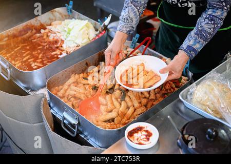 Kochen von Fischkuchen in einem Laden an einem Street Food-Stand in Südkorea Stockfoto