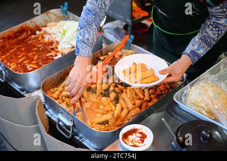 Kochen von Fischkuchen in einem Laden an einem Street Food-Stand in Südkorea Stockfoto