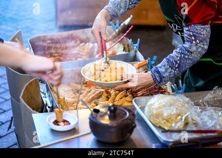 Kochen von Fischkuchen in einem Laden an einem Street Food-Stand in Südkorea Stockfoto