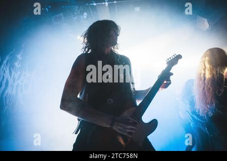 Kopenhagen, Dänemark. Dezember 2023. Die dänische Black-Metal-Band Sunken gibt ein Live-Konzert im Pumpehuset als Teil des Pest fest 2023 in Kopenhagen. (Foto: Gonzales Foto - Peter Troest). Stockfoto