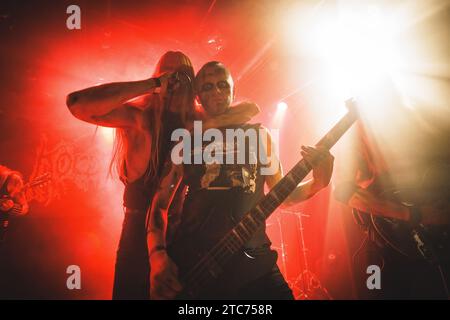 Kopenhagen, Dänemark. Dezember 2023. Die norwegische Black-Metal-Band Koldbrann spielt im Rahmen des Pest fest 2023 in Kopenhagen ein Live-Konzert im Pumpehuset. (Foto: Gonzales Foto - Peter Troest). Stockfoto