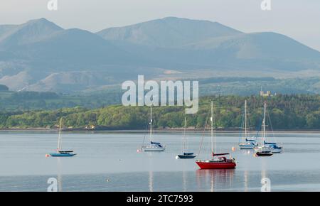 Segelboote an der Menai-Straße in Beaumaris, Isle of Anglesey, Wales, Großbritannien. Frühjahr (Mai) 2019. Stockfoto