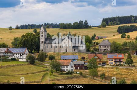 Katholische Pfarrkirche die Pfarrkirche Seliger Bernhard von Baden in Hierbach in der Gemeinde Dachsberg im Südschwarzwald Dachsberg, Deutschland, 01.08.2022 *** katholische Pfarrkirche die Pfarrkirche Seliger Bernhard von Baden in Hierbach in der Gemeinde Dachsberg im Südschwarzwald Dachsberg, Deutschland, 01 08 2022 Credit: Imago/Alamy Live News Stockfoto