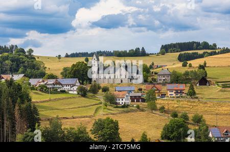 Katholische Pfarrkirche die Pfarrkirche Seliger Bernhard von Baden in Hierbach in der Gemeinde Dachsberg im Südschwarzwald Dachsberg, Deutschland, 01.08.2022 *** katholische Pfarrkirche die Pfarrkirche Seliger Bernhard von Baden in Hierbach in der Gemeinde Dachsberg im Südschwarzwald Dachsberg, Deutschland, 01 08 2022 Credit: Imago/Alamy Live News Stockfoto