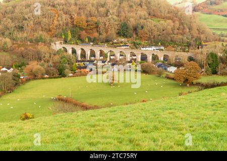 Die dreizehn Bögen des Knucklas-Viadukts der Bau begann 1860, es wird gesagt, dass die Überreste der Burgruine in seiner Konstruktion verwendet wurden Stockfoto