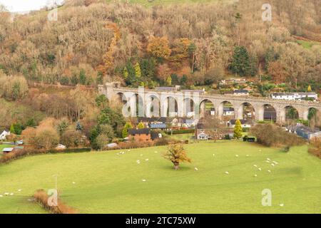 Die dreizehn Bögen des Knucklas-Viadukts der Bau begann 1860, es wird gesagt, dass die Überreste der Burgruine in seiner Konstruktion verwendet wurden Stockfoto