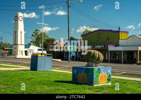 Goomeri, QLD, Australien - Hauptstraße in der Stadt mit der Skulptur des Großen Kürbis und einem Kriegsdenkmal im Hintergrund Stockfoto