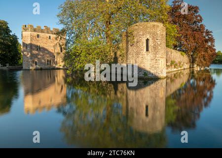 Bishop's Palace an einem sonnigen Abend im Graben, Wells, Somerset, England. Frühjahr (Mai) 2019. Stockfoto