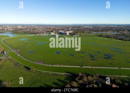 River Ouse platzt über seine Ufer und verursacht Überschwemmungen auf der York Racecourse, nachdem Storm Erin die Gegend stürzt, York, Vereinigtes Königreich, 11. Dezember 2023 (Foto: Ryan Crockett/News Images) Stockfoto