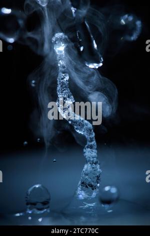 Der Prozess des kochenden Wassers, ein Wasserstrahl, der aus einem Luftbefeuchter oder Diffusor in Nahaufnahme aufgenommen wird. Stockfoto