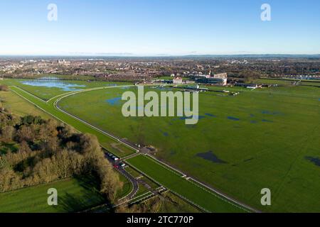 River Ouse platzt über seine Ufer und verursacht Überschwemmungen auf der York Racecourse, nachdem Storm Erin die Gegend stürzt, York, Vereinigtes Königreich, 11. Dezember 2023 (Foto: Ryan Crockett/News Images) Stockfoto