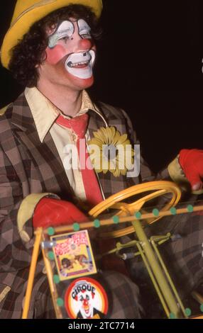 Ein Foto von einem Ringling Brothers Clown aus dem Jahr 1979 in voller Schminke und in einem Clownwagen. Beim ClownCollege-Vorsprechen in Nassau Coliseum auf Long Island. Stockfoto