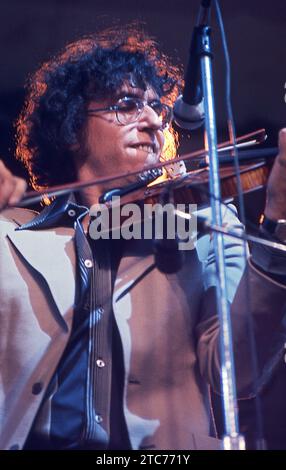 Der Musiker David Bromberg spielte im Sommer 1977 auf der Bühne im Central Park seine Geige. Bromberg ist ein Singer-Songwriter, der mehrere Instrumente spielt. Stockfoto