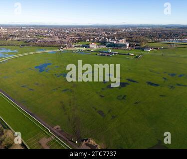 River Ouse platzt über seine Ufer und verursacht Überschwemmungen auf der York Racecourse, nachdem Storm Erin die Gegend stürzt, York, Vereinigtes Königreich, 11. Dezember 2023 (Foto: Ryan Crockett/News Images) Stockfoto