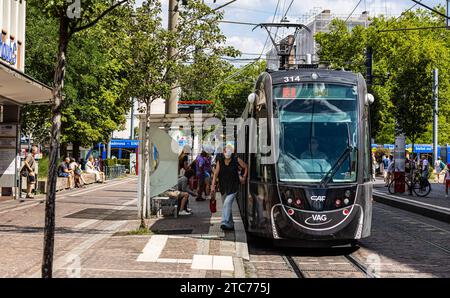 Strassenbahn eine Strassenbahn der Linie 3 steht an der Haltestelle Stadttheater und lässt Fahrgäste aus- und einsteigen. Freiburg im Breisgau, Deutschland, 07.08.2022 *** Straßenbahn Eine Straßenbahn der Linie 3 steht an der Haltestelle Stadttheater und lässt Passagiere aus Freiburg im Breisgau, Deutschland, 07 08 2022, ein- und aussteigen Stockfoto