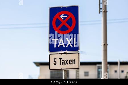 Halte- und Parkverbot ein Schild besagt ein Halte- und Parkverbot. Daneben dürfen maximal 5 Taxen Parken. Freiburg im Breisgau, Deutschland, 07.08.2022 *** kein Anhalten und Parken Ein Schild weist auf ein Anhalten und Parkverbot hin. Es dürfen maximal 5 Taxis nebenan parken Freiburg im Breisgau, Deutschland, 07 08 2022 Stockfoto