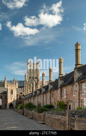 Wells Cathedral thront über Vicars' Close in Wells, Somerset, England. Frühjahr (Mai) 2019. Stockfoto