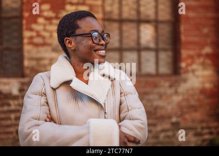 Außenporträt einer lachenden afroamerikanischen Frau. Stockfoto