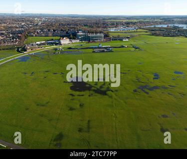 Der Fluss Ouse platzt über seine Ufer und verursacht Überschwemmungen auf der York Racecourse, nachdem Storm Erin die Gegend in York, Großbritannien, getroffen hat. Dezember 2023. (Foto: Ryan Crockett/News Images) in York, Großbritannien am 12.11.2023. (Foto: Ryan Crockett/News Images/SIPA USA) Credit: SIPA USA/Alamy Live News Stockfoto