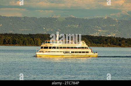 Graf Zeppelin das Motorschiff Graf Zeppelin von den Bodensee-Schiffsbetrieben mit Kurs auf den Hafen von Friedrichshafen am Bodensee. Friedrichshafen, Deutschland, 21.08.2022 *** Frau Graf Zeppelin das Motorschiff Graf Zeppelin von Bodensee Schiffsbetrieben in Richtung Friedrichshafen am Bodensee Friedrichshafen, Deutschland, 21 08 2022 Credit: Imago/Alamy Live News Stockfoto