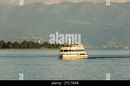 Graf Zeppelin das Motorschiff Graf Zeppelin von den Bodensee-Schiffsbetrieben mit Kurs auf den Hafen von Friedrichshafen am Bodensee. Friedrichshafen, Deutschland, 21.08.2022 *** Frau Graf Zeppelin das Motorschiff Graf Zeppelin von Bodensee Schiffsbetrieben in Richtung Friedrichshafen am Bodensee Friedrichshafen, Deutschland, 21 08 2022 Credit: Imago/Alamy Live News Stockfoto